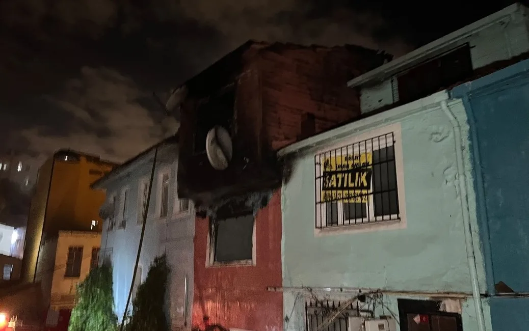İstanbul Fatih’te 2 katlı binada bilinmeyen nedenle yangın çıktı. Alev