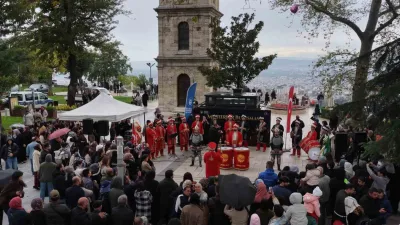 Bursa’nın fethinin 700. yılı etkinlikleri kapsamında düzenlenen ‘Mehterler Buluşması’, meydan