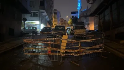 İstanbul’un Gaziosmanpaşa’da sağanak sonrası kısmi çökme meydana gelen yol kapatıldı.