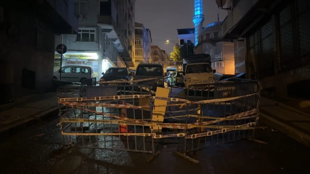 İstanbul’un Gaziosmanpaşa’da sağanak sonrası kısmi çökme meydana gelen yol kapatıldı.