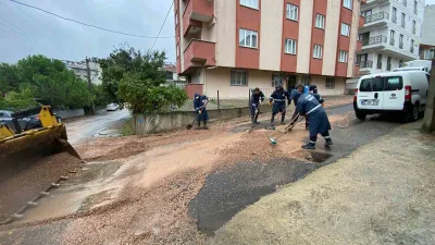 Gebze Belediyesi, kent genelinde etkili olan sağanak yağışın olumsuz etkilerini