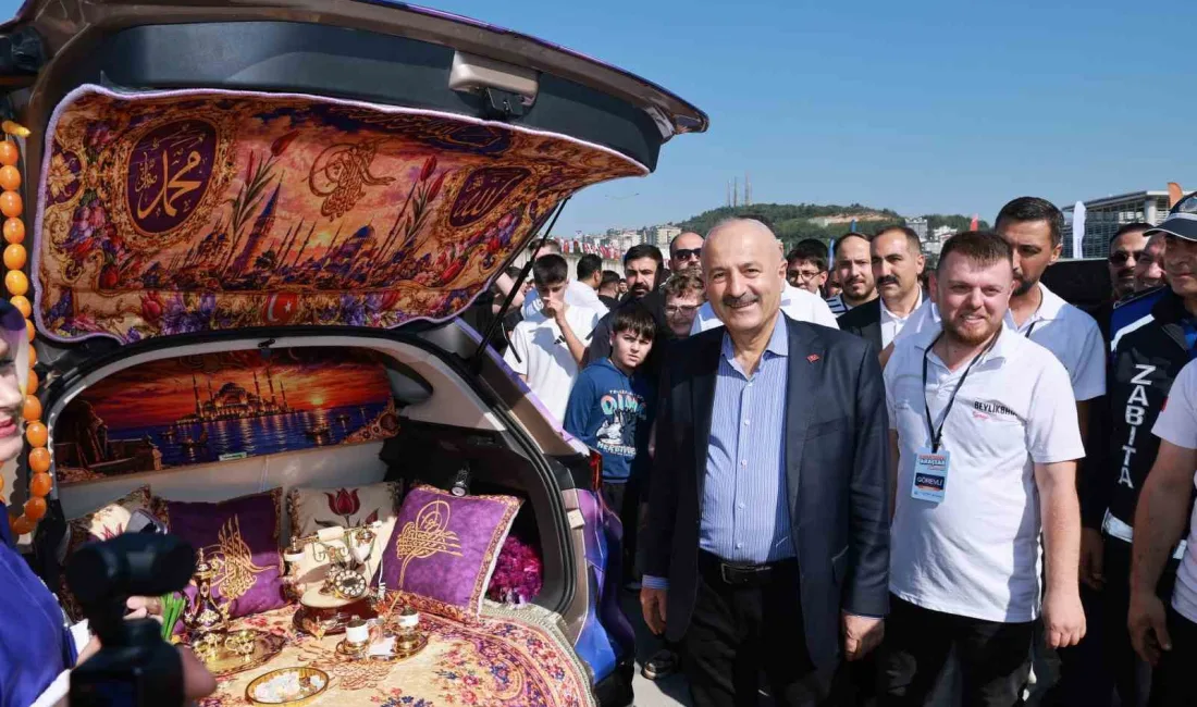 Gebze Belediyesi tarafından düzenlenen 3. Modifiyeli Araçlar Festivali’nde otomobil meraklıları