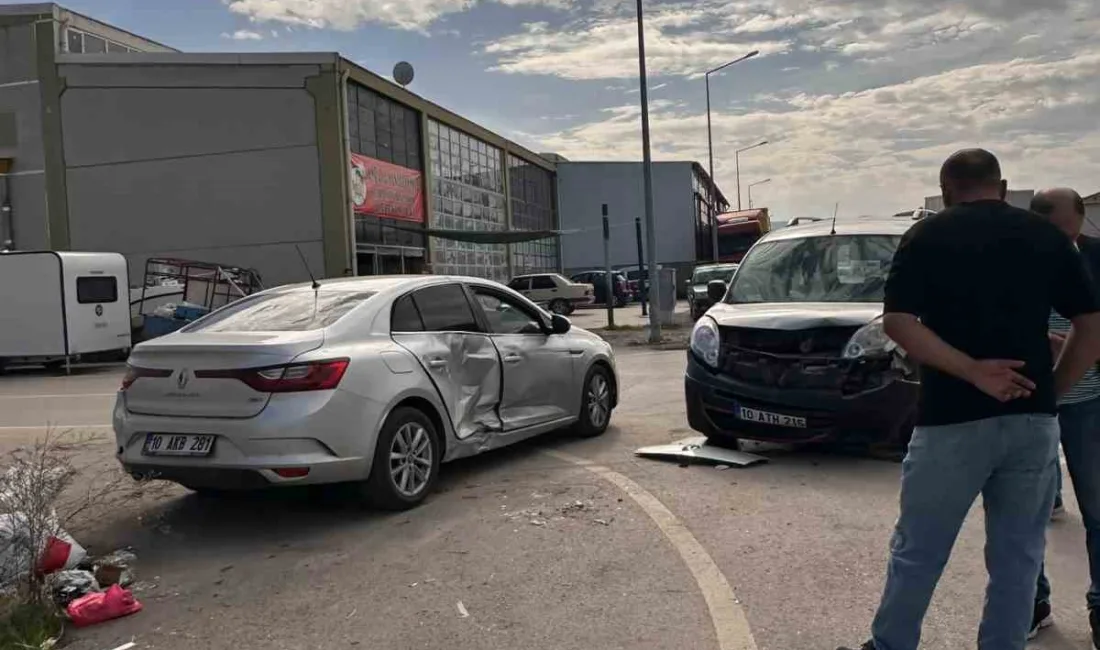 Balıkesir’in Gönen ilçesindeki sanayi sitesinde iki otomobilin karıştığı maddi hasarlı