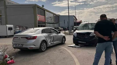 Balıkesir’in Gönen ilçesindeki sanayi sitesinde iki otomobilin karıştığı maddi hasarlı