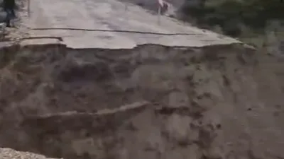 Balıkesir’in Gönen ilçesinde Fındıklı ve Canbaz mahalleleri arasındaki yol, etkili