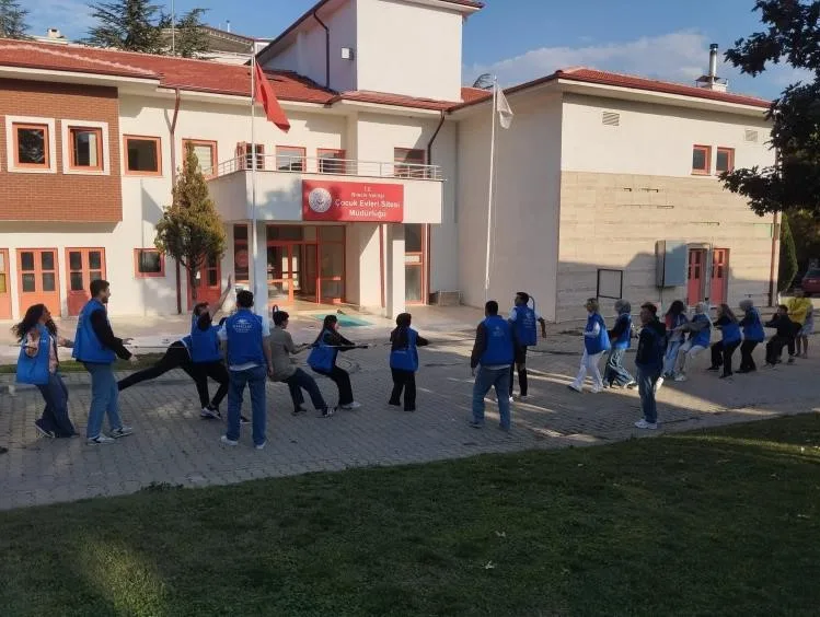 Bilecik’te gönüllü gençler çocuk evlerinde kalan çocuklarla buluştu. Bilecik Aile