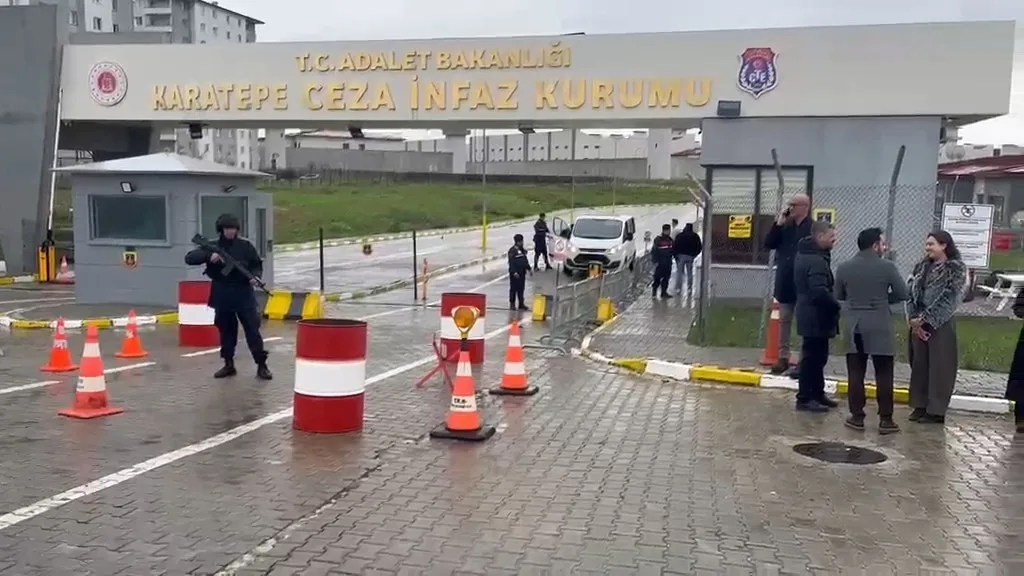 Görevinden uzaklaştırılan Üsküdar Belediye Başkanı Sinem Dedetaş, belediyedeki yapı ruhsatı