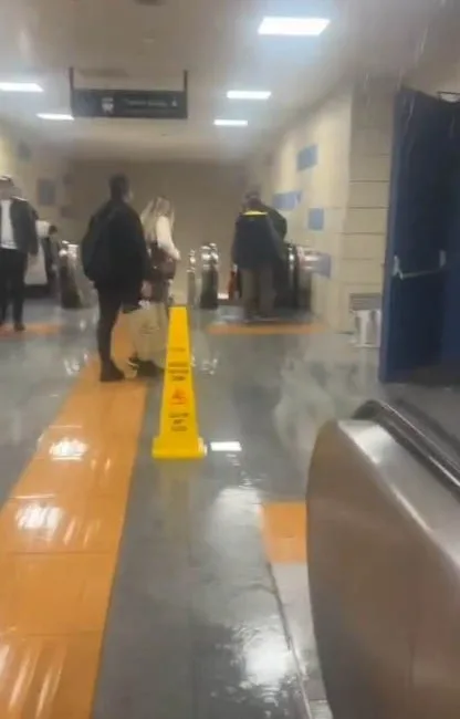 İstanbul’da sağanak yağış nedeniyle Hacıosman metro istasyonunu su bastı. Tavandan