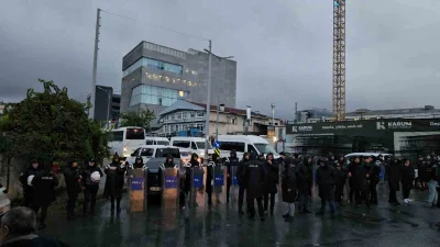 Halk TV’ye sabahın ilk saatlerinde polis ekipleri sevk edildi. Polis