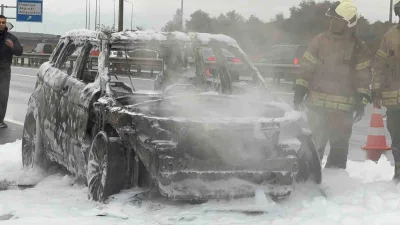 İstanbul’da havalimanı yolunda motor kısmından alev alan lüks otomobil, kısa