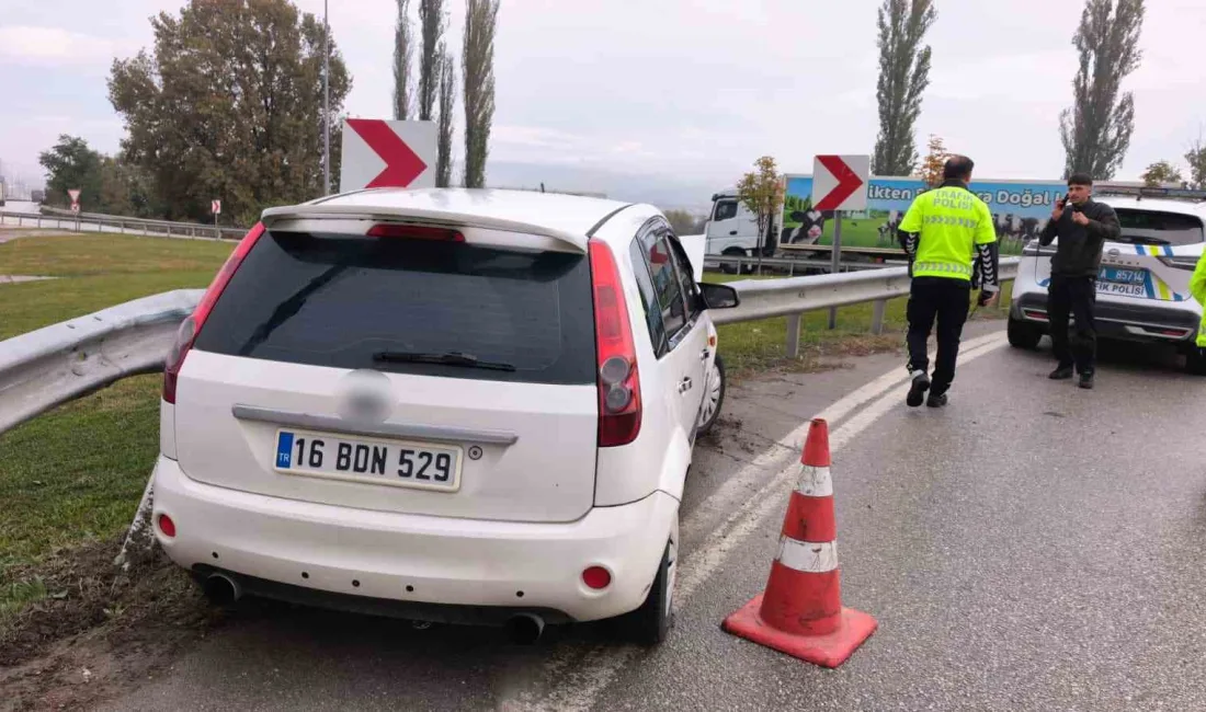 Bursa’nın İnegöl ilçesinde yağış nedeniyle kayganlaşan yolda kontrolden çıkan otomobil