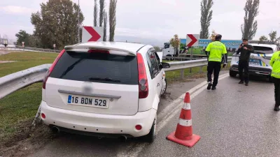 Bursa’nın İnegöl ilçesinde yağış nedeniyle kayganlaşan yolda kontrolden çıkan otomobil