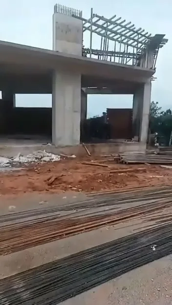 Bursa’nın Kestel ilçesindeki sanayi bölgesinde bir işçi, temelin 2’nci katından