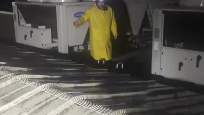 İstanbul Kemerburgaz’da jandarma ekipleri mahsur kalan vatandaşları çatılardan geçerek buldu.