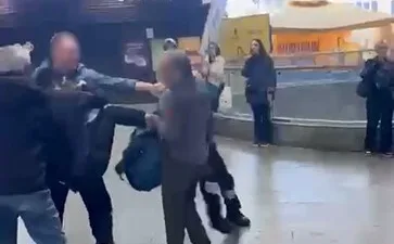 Şişli Mecidiyeköy Metrobüs Durağı’nın girişinde özel güvenlik görevlileri ile iddialara