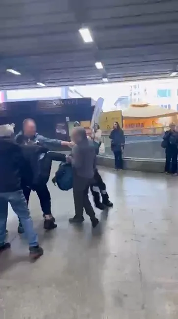 Şişli Mecidiyeköy Metrobüs Durağı’nın girişinde özel güvenlik görevlileri ile iddialara