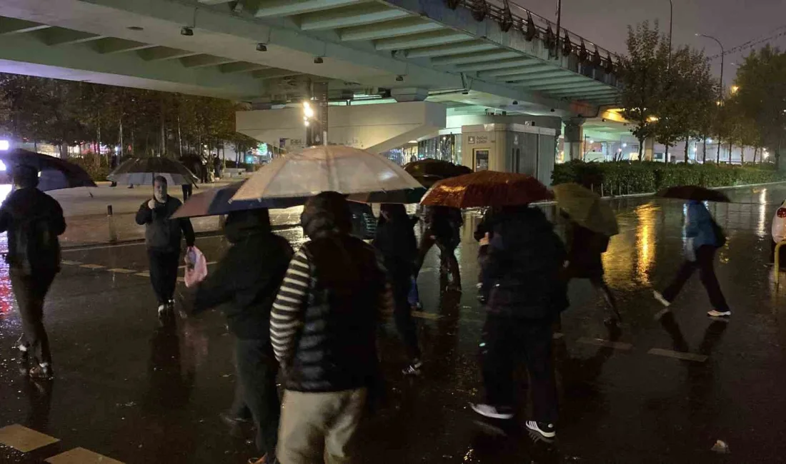 İstanbul’da sabahın erken saatlerinde etkili olan sağanak yağış, işe gitmek