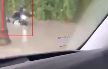 İstanbul’da bir motosikletli etkili olan yağmur nedeniyle suya battı. Sudan