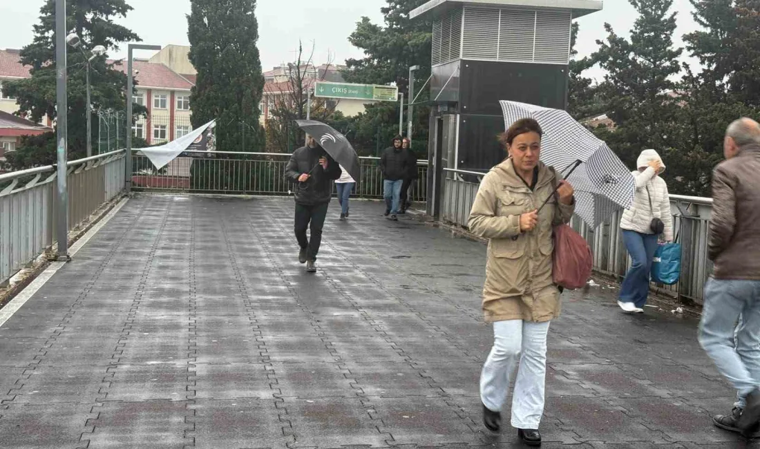 İstanbul’da trafik yoğunluğu oluştu. İşe giden vatandaşlar rüzgarda şemsiyeleriyle zor