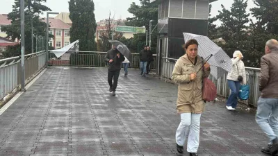 İstanbul’da trafik yoğunluğu oluştu. İşe giden vatandaşlar rüzgarda şemsiyeleriyle zor