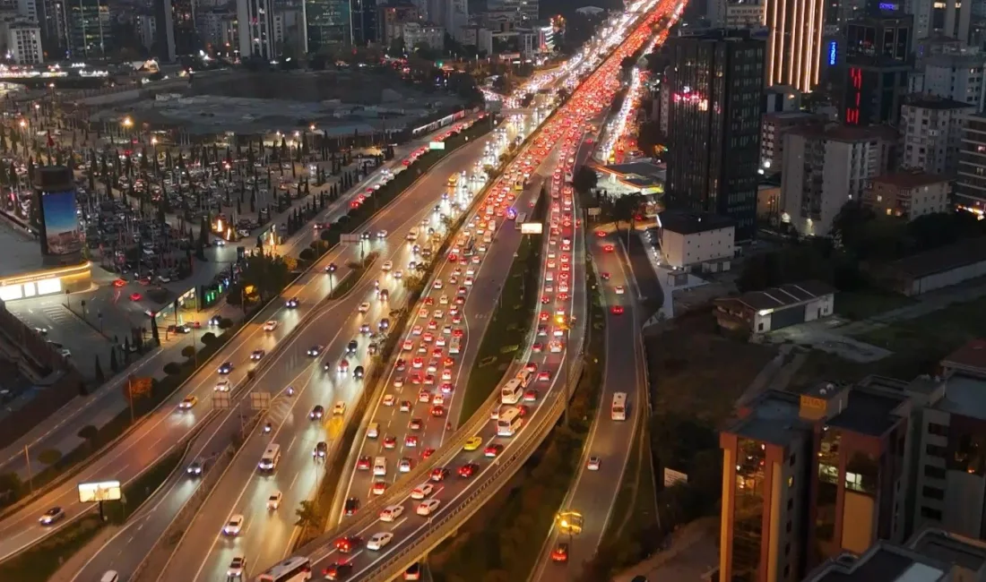 İstanbul’da haftanın ilk iş gününde trafik yoğunluğu yüzde 72 olarak
