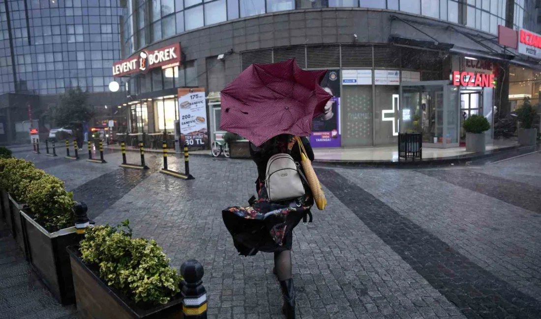 İstanbul Bahçelievler’de sağanak yağışla birlikte etkili olan fırtına şiddetini artırınca