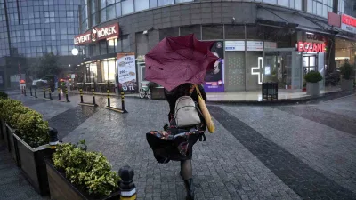 İstanbul Bahçelievler’de sağanak yağışla birlikte etkili olan fırtına şiddetini artırınca