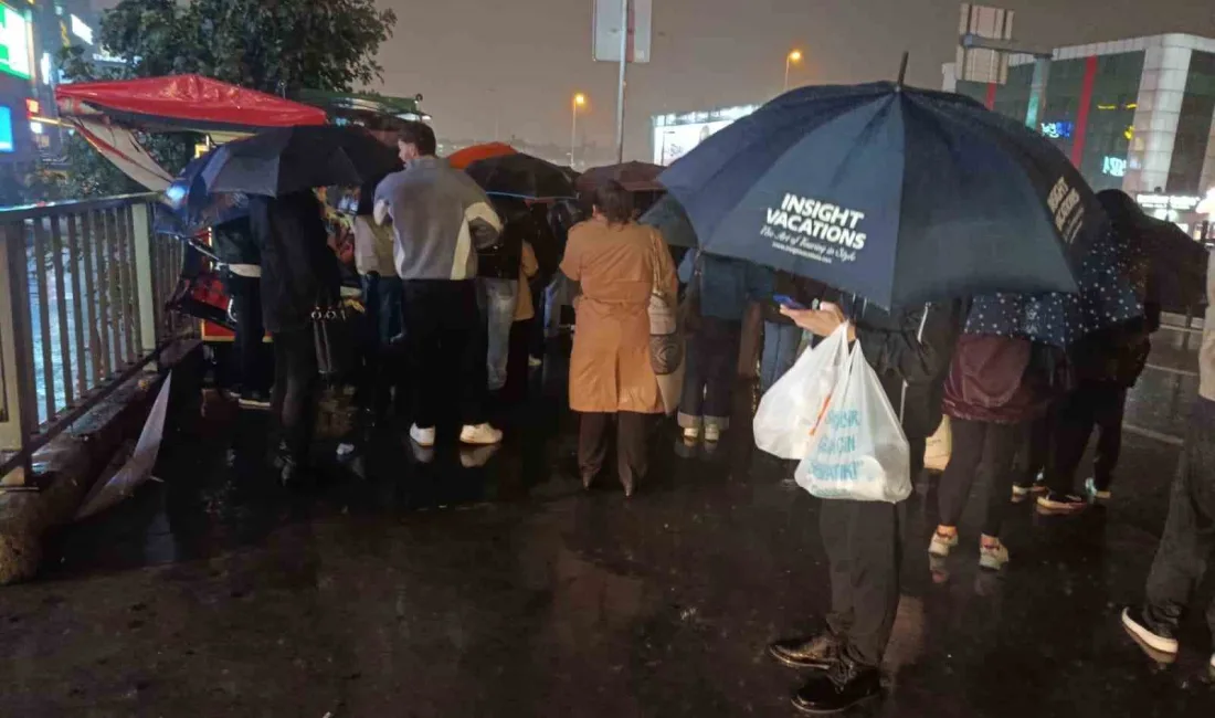 İstanbul’da etkili olan şiddetli yağmur sonrası trafik kilitlenirken, toplu taşıma