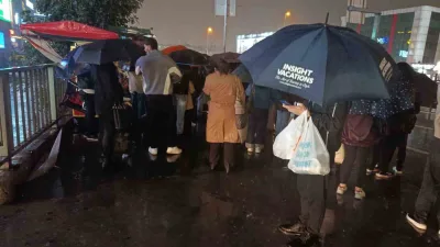 İstanbul’da etkili olan şiddetli yağmur sonrası trafik kilitlenirken, toplu taşıma