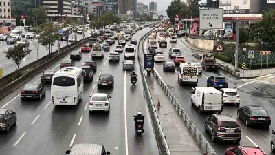 İstanbul’da sabahın ilk saatlerinden itibaren etkili olan sağanak yağış, mesai