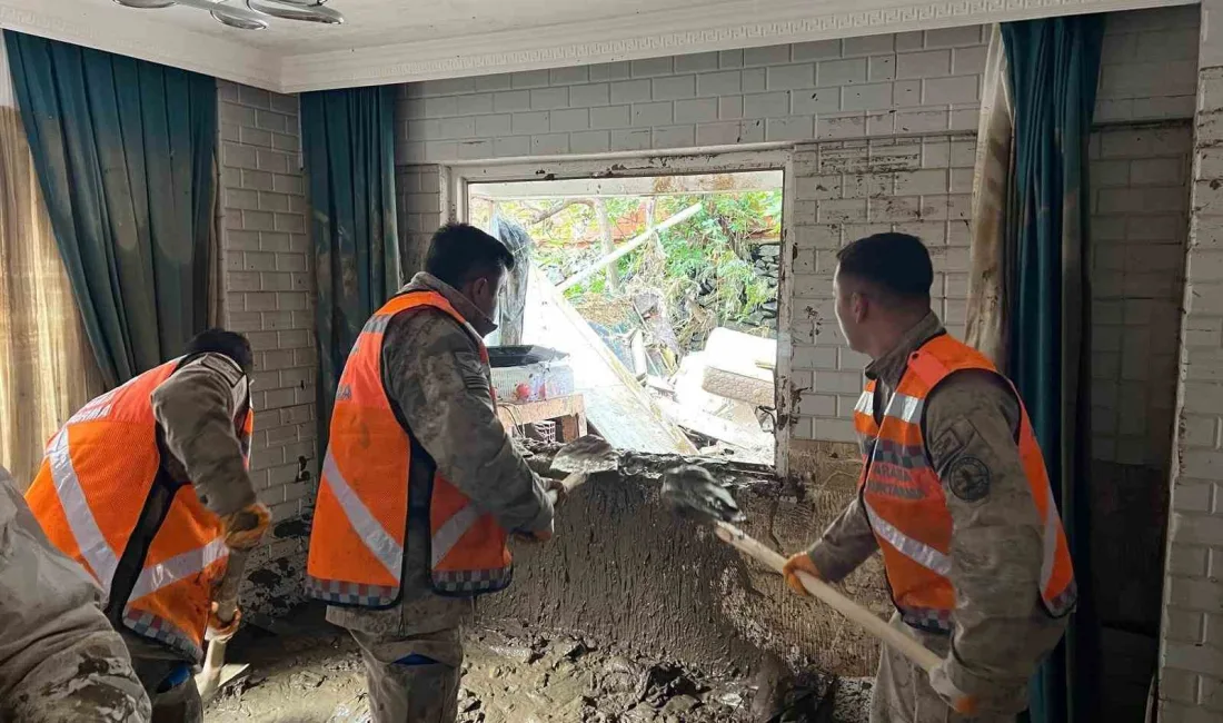 İstanbul’u etkileyen sel felaketi sonrası temizlik çalışmaları aralıksız devam ediyor.