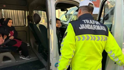 Bilecik’te çocuk ve gençlerin güvenliğini sağlamak amacıyla jandarma ekipleri, okul
