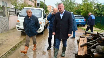 Karacabey’de etkili olan aşırı yağışların ardından belediye ekipleri ve ilgili