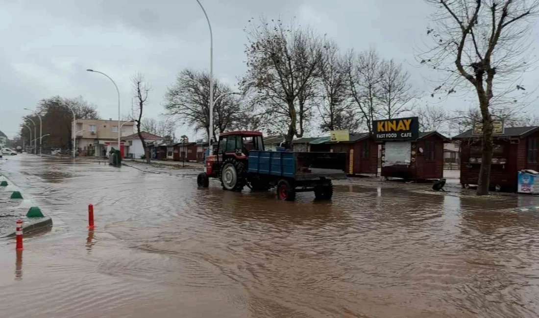 Bursa’nın Karacabey ilçesinde etkili olan sağanak yağış hayatı olumsuz etkiledi.