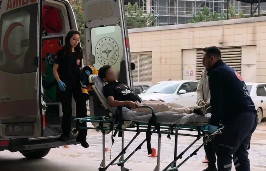 Bursa’nın İnegöl ilçesinde, duvardan atlamaya çalışırken karnına tel saplanan 13