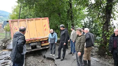 Kartepe’de şiddetli yağışların ardından oluşan hasarların giderilmesi için ekipler, koordineli