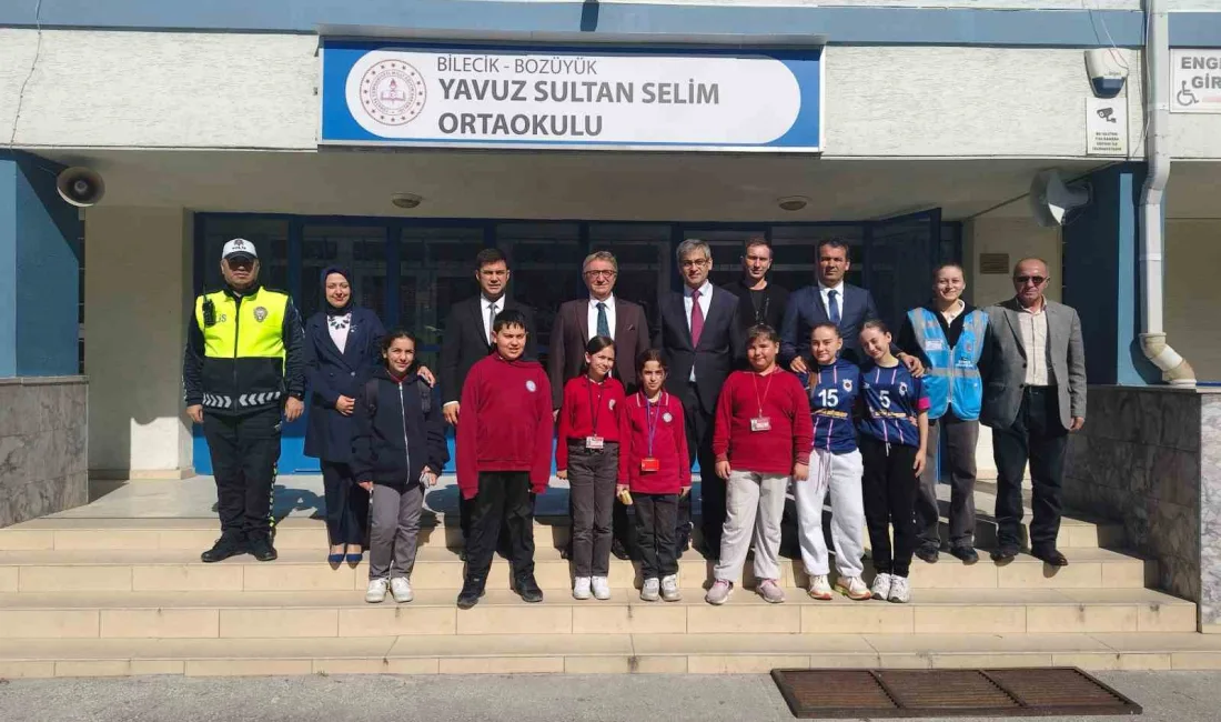 Bilecik’in Bozüyük ilçesinde Kaymakam Dr. Ahmet Naci Helvacı, okullarda incelemelerde