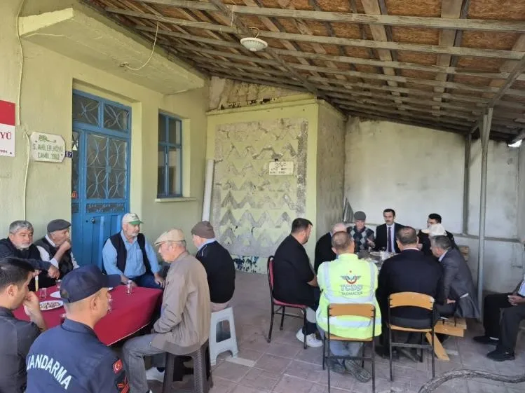 Bilecik’in Yenipazar ilçesi Kaymakamı Yunus Emre Polat, köylerde vatandaşlarla bir
