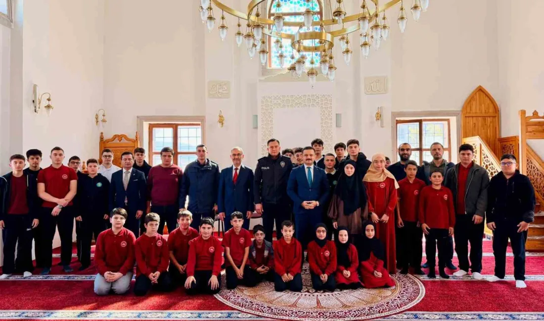 Bilecik’in Gölpazarı ilçesinde Kaymakam Onur Titiz, gençlerle buluştu. Camiler ve
