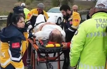 Tekirdağ’da kontrolden çıkan otomobilin elektrik direklerine ve refüje çarptığı kazada