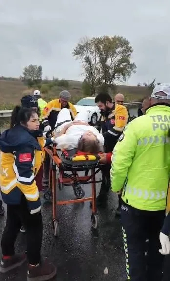 Tekirdağ’da kontrolden çıkan otomobilin elektrik direklerine ve refüje çarptığı kazada