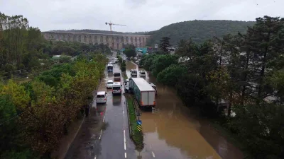 İstanbul’da etkili olan sağanak yağış nedeniyle Kemerburgaz Cendere yolunda kalan