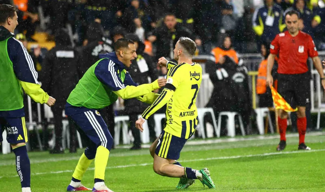 Fenerbahçe’nin milli futbolcusu Kerem Aktürkoğlu, Alanyaspor karşısında fileleri havalandırarak bu
