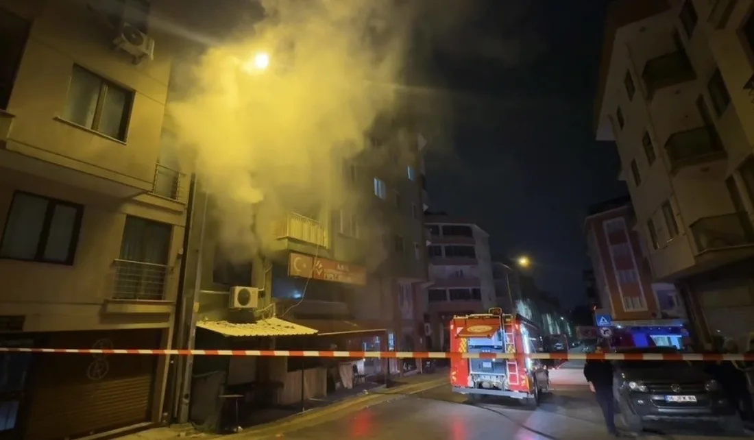 Bursa’da bir kıraathanede çıkan yangın, ekiplerin müdahalesiyle kontrol altına alınarak