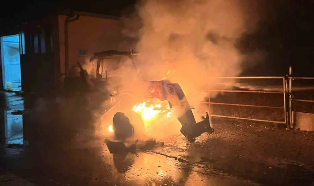Kırklareli’nin Babaeski ilçesinde bir çiftlikte alev alan iş makinesi kullanılamaz