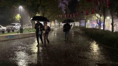 Kocaeli’de beklenen sağanak yağış, akşam saatlerinde etkisini göstermeye başladı. Yağmur