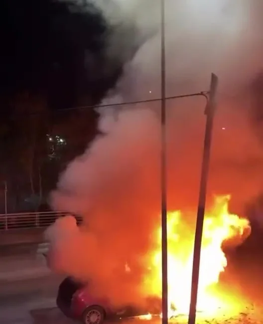 Kocaeli’de iki ayrı noktada araç yangını meydana geldi. İzmit’te bir