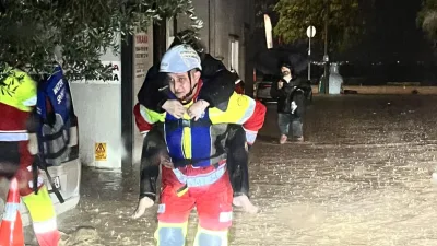 Kocaeli’nin Başiskele ilçesinde sağanak nedeniyle alt geçitte ve bir sokakta