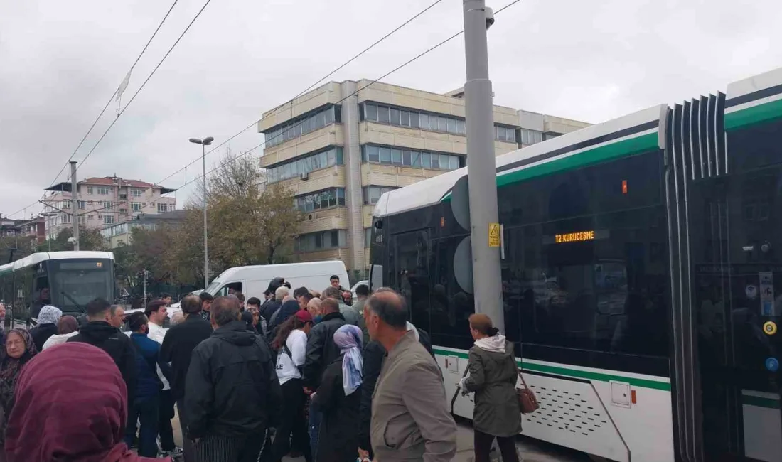 Kocaeli’nin İzmit ilçesinde yolun karşısına geçmeye çalışan 2 kadına tramvay