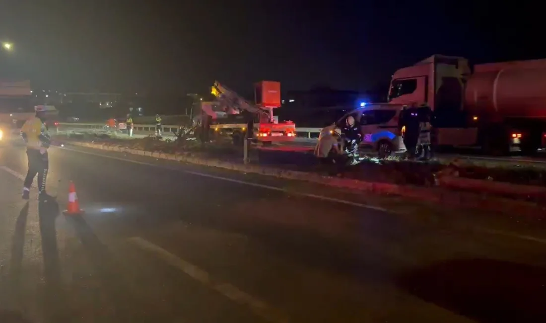 Tekirdağ’da meydana gelen trafik kazasında kontrolden çıkan otomobilin refüje ve
